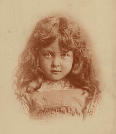 Liten jente (s/hvitt bilde) av English Photographer