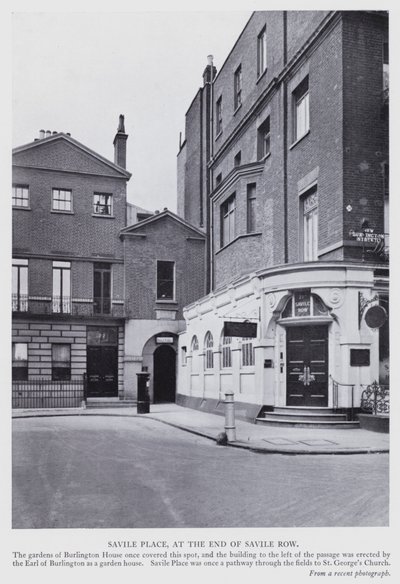 London: Savile Place, på slutten av Savile Row (s/hvitt-bilde) av English Photographer