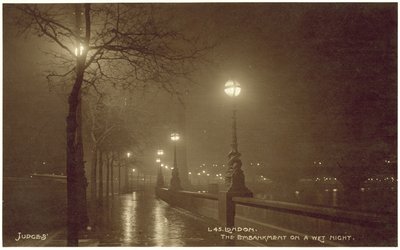 London, Embankment på en våt natt (s/h-bilde) av English Photographer