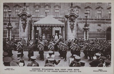 London ønsker sine egne gutter velkommen, Seiersmarsj for London-regimentene, 5. juli 1919 (s/hv-bilde) av English Photographer