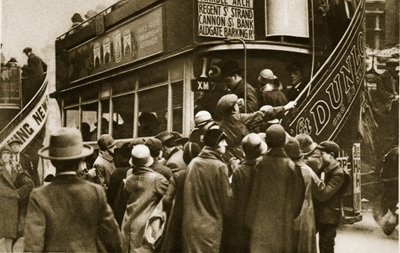 Londonboere som haster etter en buss på Ludgate Hill (sepia-bilde) av English Photographer