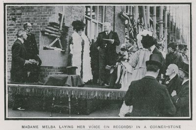 Madame Melba legger stemmen sin på plate i en hjørnestein av English Photographer