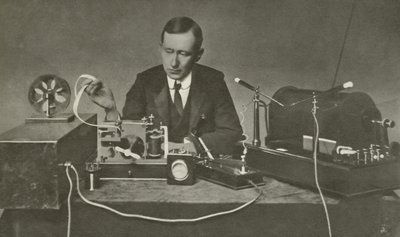 Marconi med et tidlig trådløst apparat (s/hvitt-bilde) av English Photographer