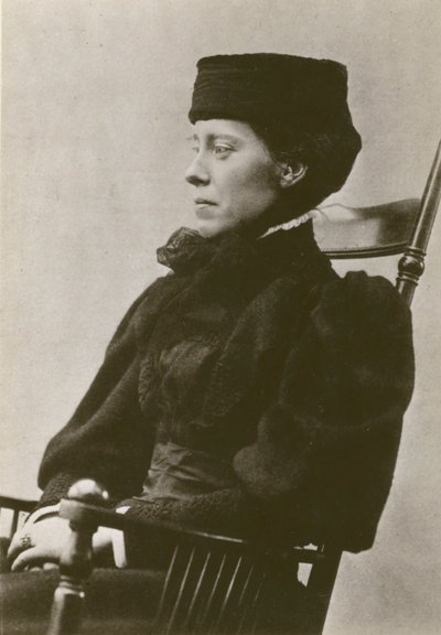 Mary Kingsley, portrett, sittende, iført hatt (s/hvitt bilde) av English Photographer