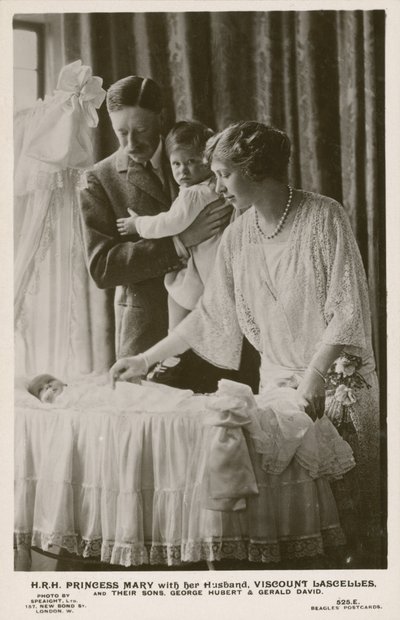 Mary, Princess Royal, og mannen hennes, Viscount Lascelles, med sønnene deres, George og Gerald (s/hv-bilde) av English Photographer
