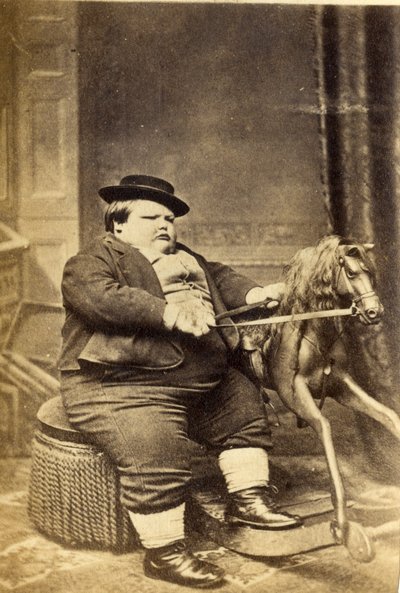 Mester Richard Beanham ved sin gyngehest, 1870-tallet (albumtrykk) av English Photographer