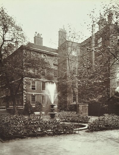 Middle Temple, Fountain Court, 1885 av English Photographer
