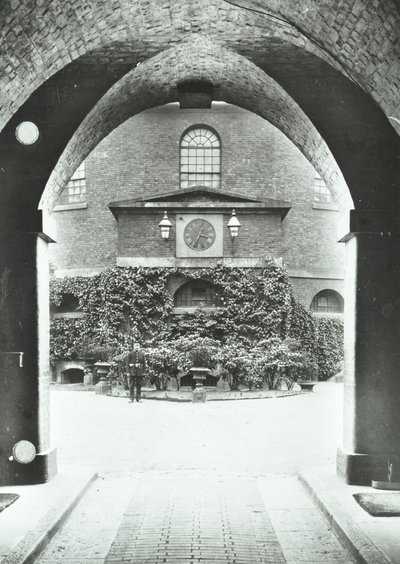 Millbank Prison: kapell gjennom buegang, 1885 av English Photographer