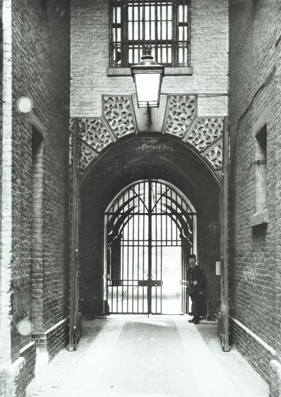 Millbank fengsel: hovedpassasje, vaktmester Barnard i døråpningen, 1885 av English Photographer
