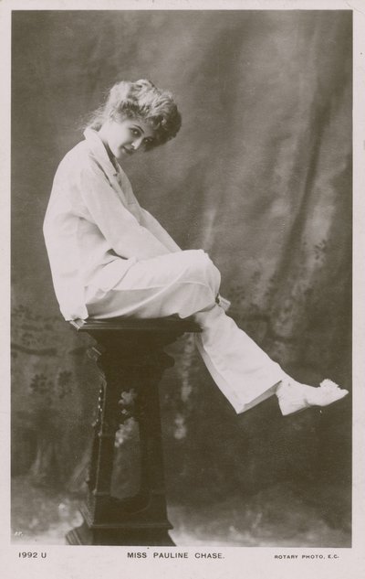 Frøken Pauline Chase, i pysjamasdress av English Photographer