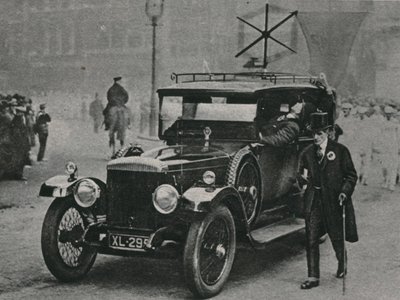 Bil med radiomottaker og rammeantenne på taket av bilen av English Photographer