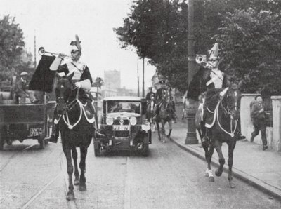 Mounted Heralds of Arms foran en offisiell bil, London (s/hv-bilde) av English Photographer