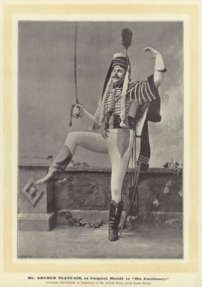 Mr Arthur Playfair, som korporal Harold i Hans Eksellens av English Photographer