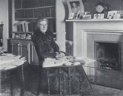 Mrs Humphry Ward i studien hennes (s/hv-bilde) av English Photographer