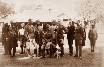 Narrain Sing, Hassan Ali, major Hamilton D. Taylor, Ram Singh, Mohamad Khan, HSR Sir Fred, oberst P. Carew, ca. 1886 av English Photographer