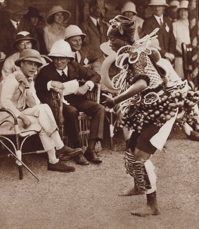 Innfødt skjønnhet i Freetown, Sierra Leone, danser foran den fremtidige kong Edward VIII av English Photographer