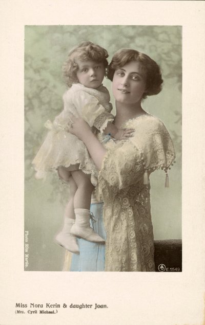 Nora Kerin, engelsk sceneskuespiller og hennes datter, Joan (farget bilde) av English Photographer