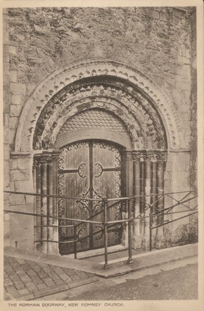 Norman døråpning til St Nicholas Church, New Romney, Kent (s/hvitt bilde) av English Photographer