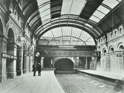 Notting Hill Gate undergrunnsstasjon: utsikt over plattformer og spor, 1868 av English Photographer