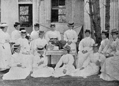Sykepleiere ved Plague Hospital, Uitvlugt, nær Cape Town, illustrasjon fra The King, 25. mai 1901 av English Photographer