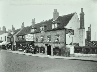 Old Bull, Wandsworth High Street, 1897 av English Photographer