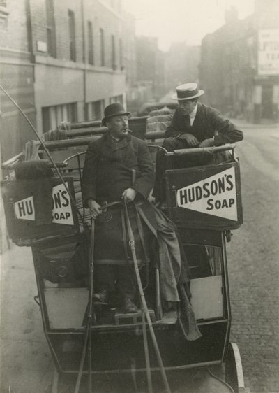 Omnibus og sjåfør av English Photographer