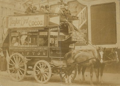 Omnibus og sjåfør av English Photographer
