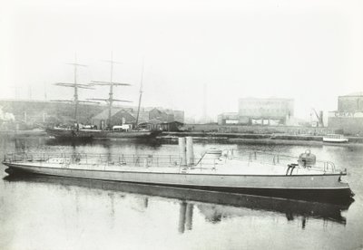 En av de tre torpedobåtene bygget for den portugisiske regjeringen, London, 1881 av English Photographer