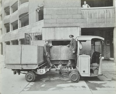 Ossulston Estate: Støvmenn tømmer container i bunnen av søppelsjakten av English Photographer