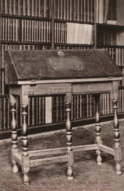 Oxford, Pembroke College, Dr Johnson's Desk, fra Edial Hall, nr Lichfield, hvor han holdt en skole (s/hv-bilde) av English Photographer