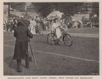 Fotograferer Lady Emily Gladys Cherry, prisvinner for dekorasjon av English Photographer