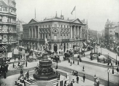 Piccadilly Circus, som viser Shaftesbury Memorial Fountain og London Pavilion (s/hv-bilde) av English Photographer