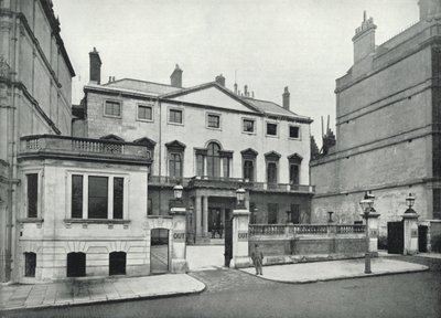Piccadilly, Naval and Military Club (s/hvitt bilde) av English Photographer