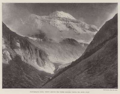 Pittoreske India, snø rundt Pindri-breen, sett ti mil unna av English Photographer