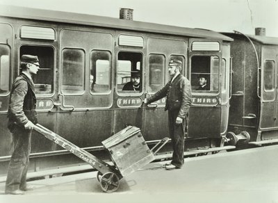Plattformportører på en jernbanestasjon, 1885 av English Photographer