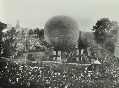 Poplar Recreation Ground: folkemengder ser på en luftballong, 1892 av English Photographer