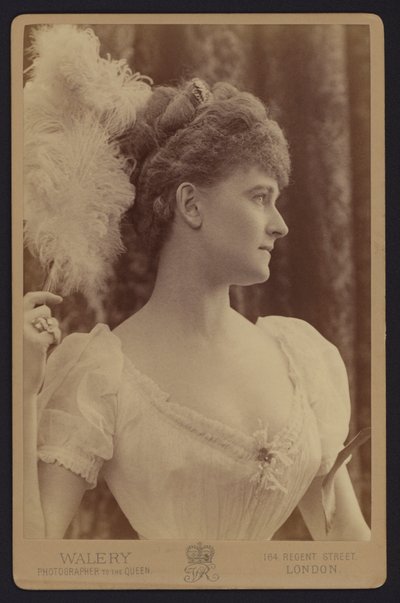 Portrett, grevinnen av Warwick (s/h-foto) av English Photographer