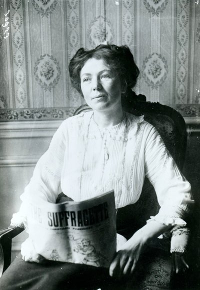 Portrett av Christabel Pankhurst som leser en kopi av The Suffragette ca. 1905 av English Photographer