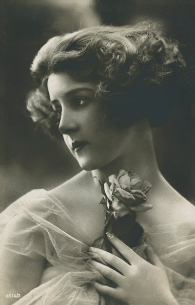 Portrett av en vakker ung kvinne med en rose (s/hv-bilde) av English Photographer