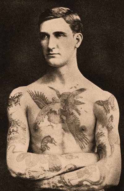 Portrett av en mann tatovert av Sutherland MacDonald av English Photographer