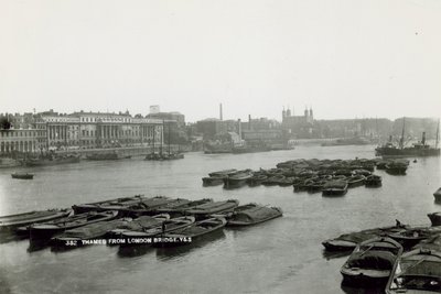 Postkort med utsikt over Themsen fra London Bridge av English Photographer