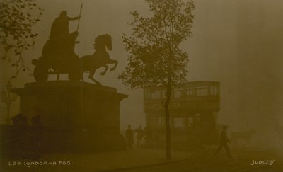 Postkort med et bilde av London i smog av English Photographer