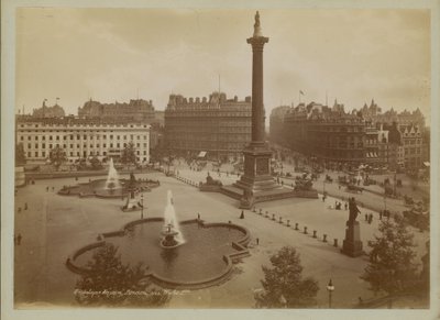 Postkort med et bilde av Trafalgar Square av English Photographer