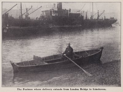 Postbud hvis levering strekker seg fra London Bridge til Limehouse i en båt på Themsen, London (s/hv-bilde) av English Photographer