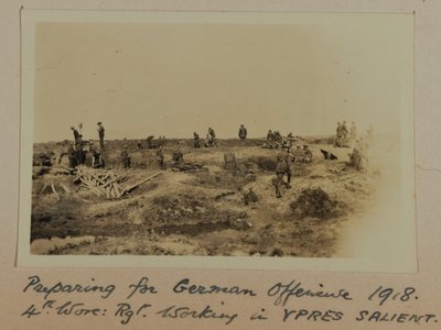 Forberedelse til tysk 1918-offensiv 1918. 4. Worc: Rgt. Jobber i YPRES SALIENT av English Photographer