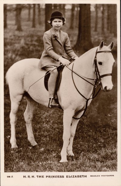Prinsesse Elizabeth (senere dronning Elizabeth II) rir på en hvit ponni (s/hv-bilde) av English Photographer