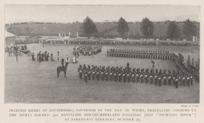 Prinsesse Henry av Battenberg, guvernør på Isle of Wight, presenterer Colors til den nyopprettede 3. bataljonen Northumberland Fusiliers (Old Fighting Fifth) på Parkhurst Barracks, 25. oktober (bw ph). av English Photographer