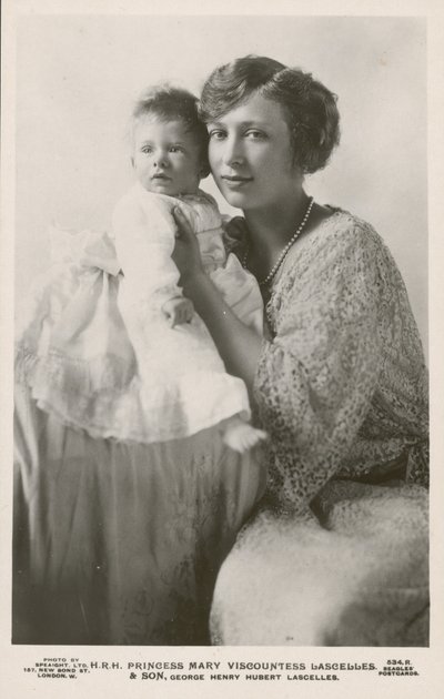 Prinsesse Mary, Viscountesse Lascelles, med sin eldste sønn, George (s/hv-bilde) av English Photographer
