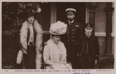 Prinsesse Victoria, dronning Mary, kong George V, hertugen av Cornwall (s/h-bilde) av English Photographer