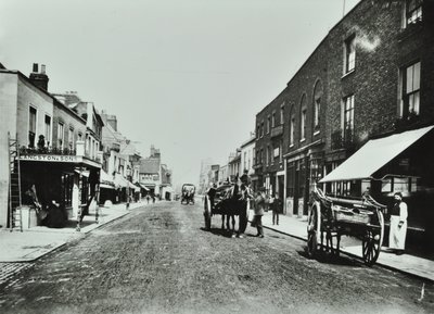 Putney High Street, ser mot broen, 1885 av English Photographer